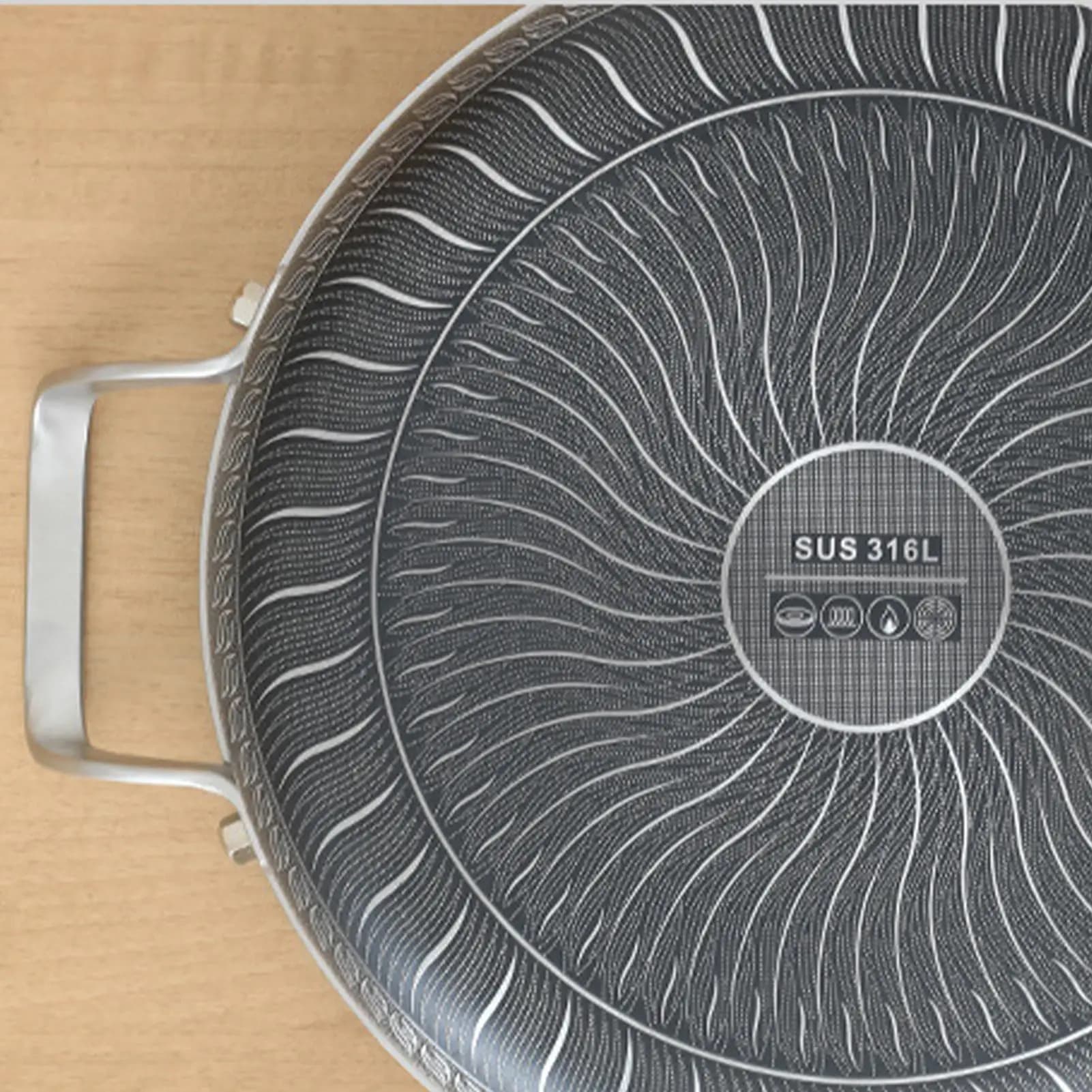 Non-stick stainless steel pan with double handle and lid, large frying pan at home and restaurant