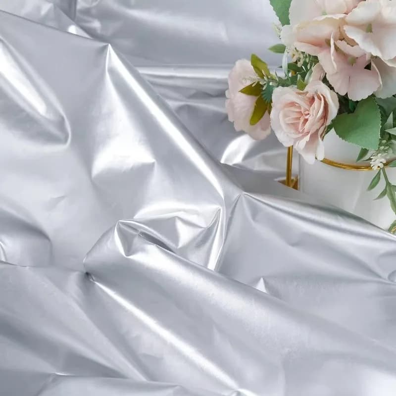 Tessuto in Ecopelle Opaca Argento Impermeabile di Facile Manutenzione per Giacche, Moda Donna Uomo, Materiale per Cucito Fai-da-Te e Artigianato Domestico