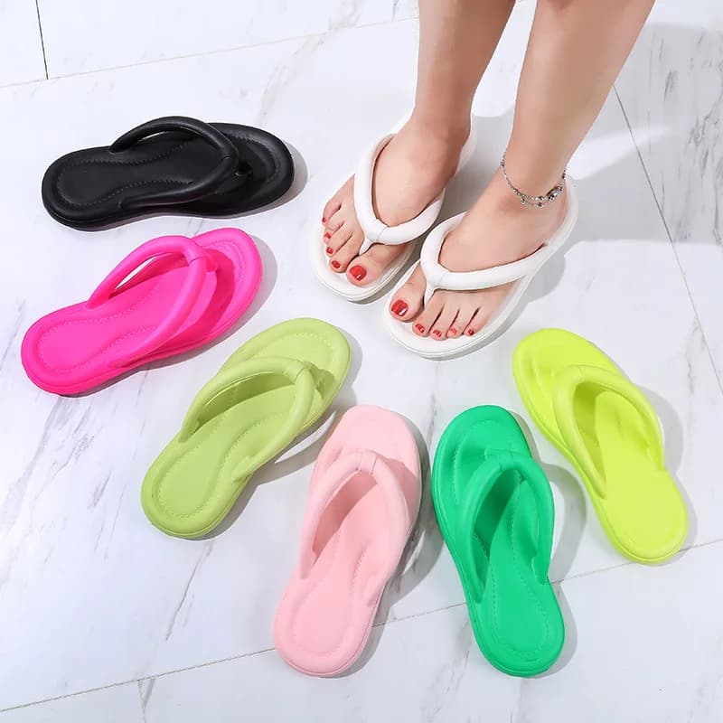 Quilted slippers with thick and non-slip bottom in EVA, comfortable for the house, fashionable and simple, type flip flops.