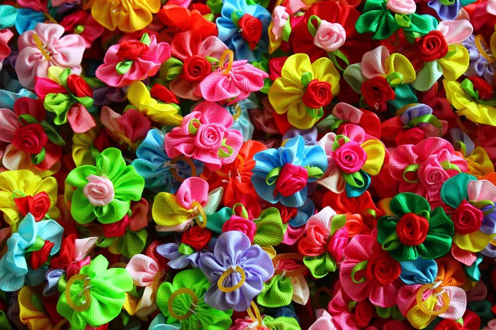 100PCS Nuovi Archi per capelli per animali domestici Elastici stile fiore Archi per cani Petalo carino Archi per peli di animali Accessori per capelli per cani Toelettatura per animali Topknot