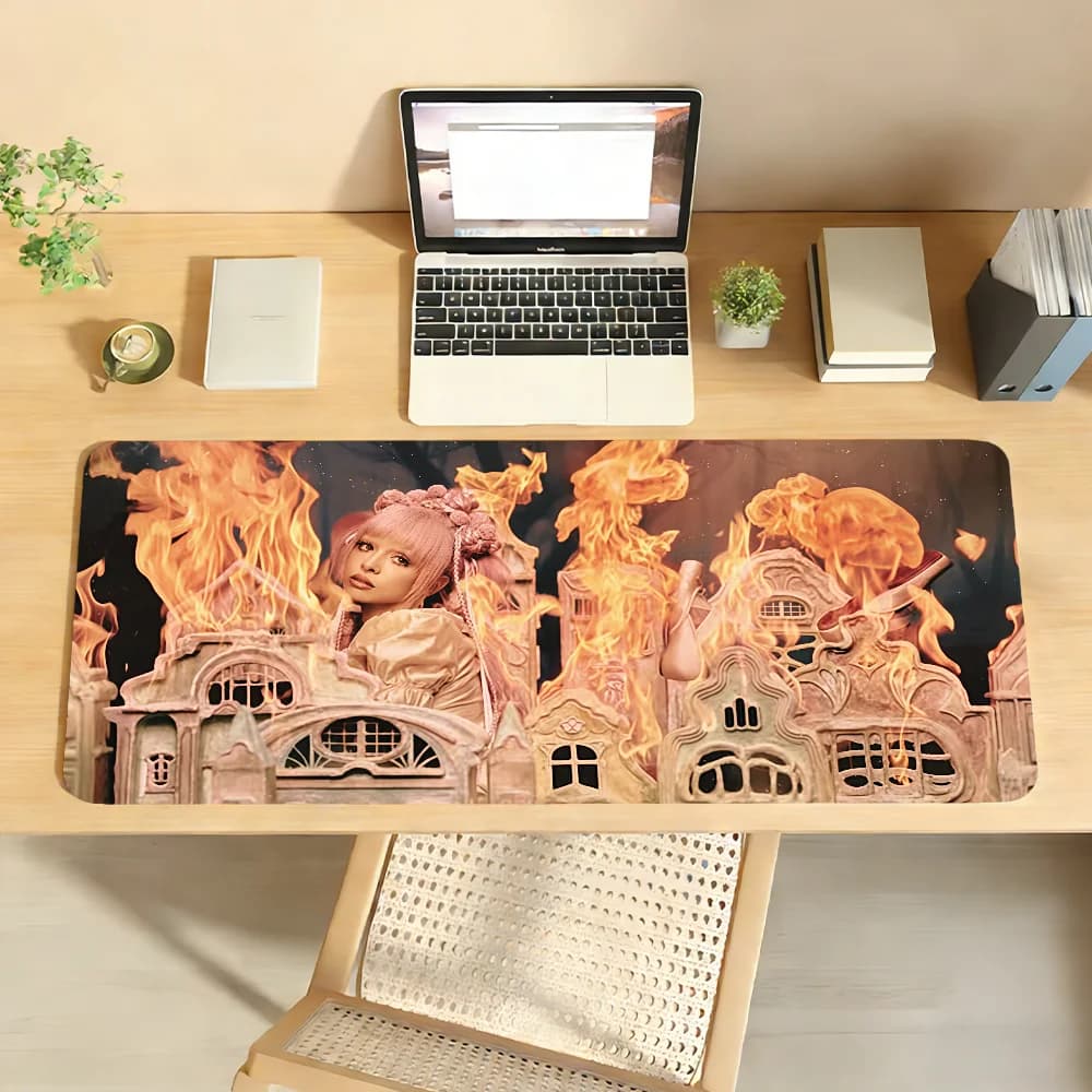 M-Melanie M-Martinez HADES MousePad Antiscivolo con Bordo Bloccabile, Accessori per PC e Laptop, Tappetino da Scrivania XXL in Gomma per Ufficio e Gaming