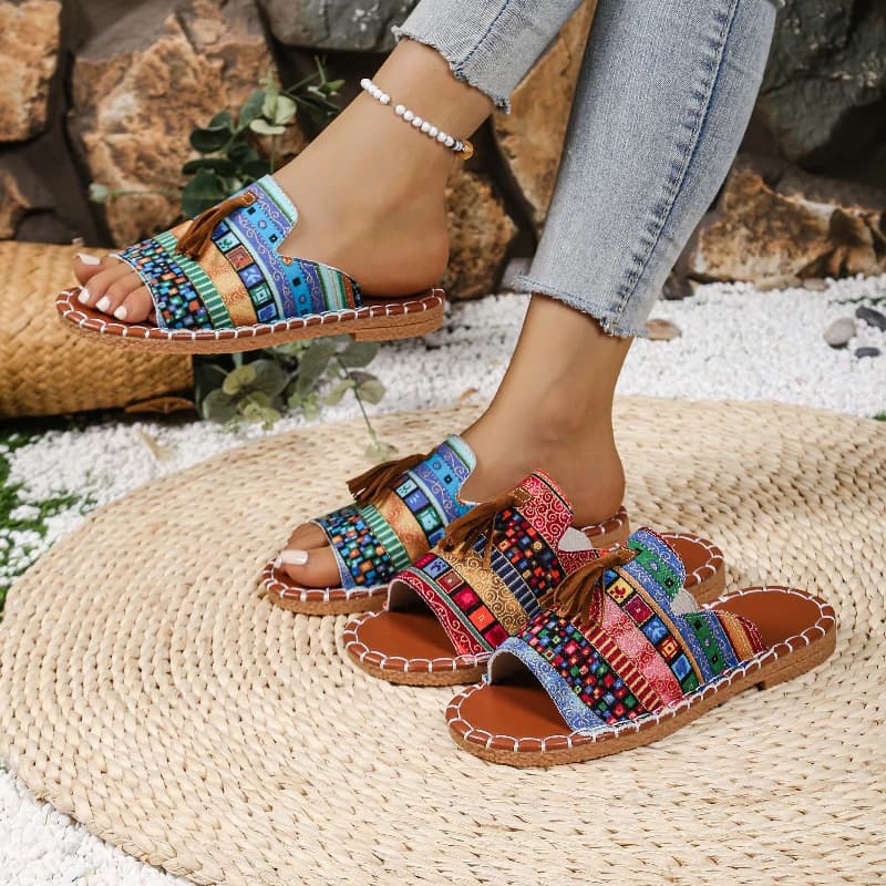 2025 Nuove pantofole da donna estive Scarpe casual piatte comode con frange per pantofole da spiaggia leggere in colori misti quotidiani