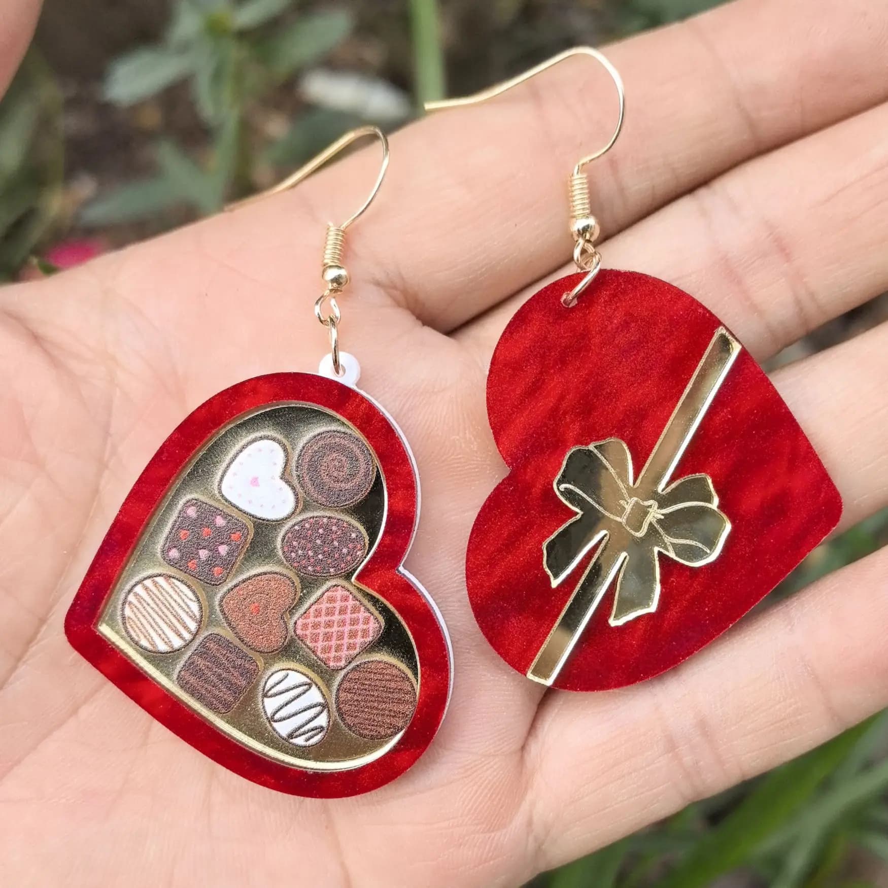 Orecchini in acrilico glitterato per donna Confezione regalo con cuore d'amore rosso Regalo al cioccolato Anello per orecchio con nodo a fiocco Gioielli Ciondolo per San Valentino
