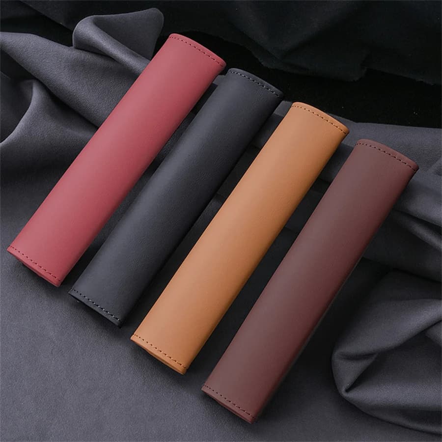 Cintura di sicurezza in pelle PU da 2 pezzi, copertura per le spalle, protezione traspirante, imbottitura, accessori decorativi per interni auto