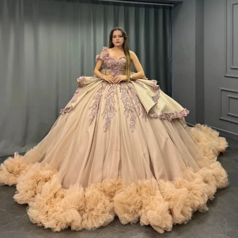 Abiti Quinceanera lucidi champagne con spalle scoperte Fiore che borda Fiocco di cristallo Abito da ballo in tulle a strati Abiti da 15 Anos Sweet