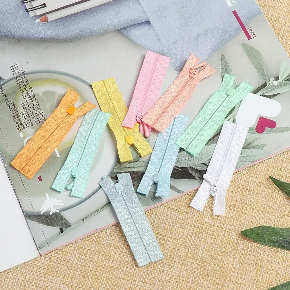 Nuovo 5 pz/set Vendite Calde 20 Colori 5*1.7 cm Cucito Fatto A Mano Scrapbooking Indumento Applique Doll Abbigliamento Cerniere Mini Cerniera