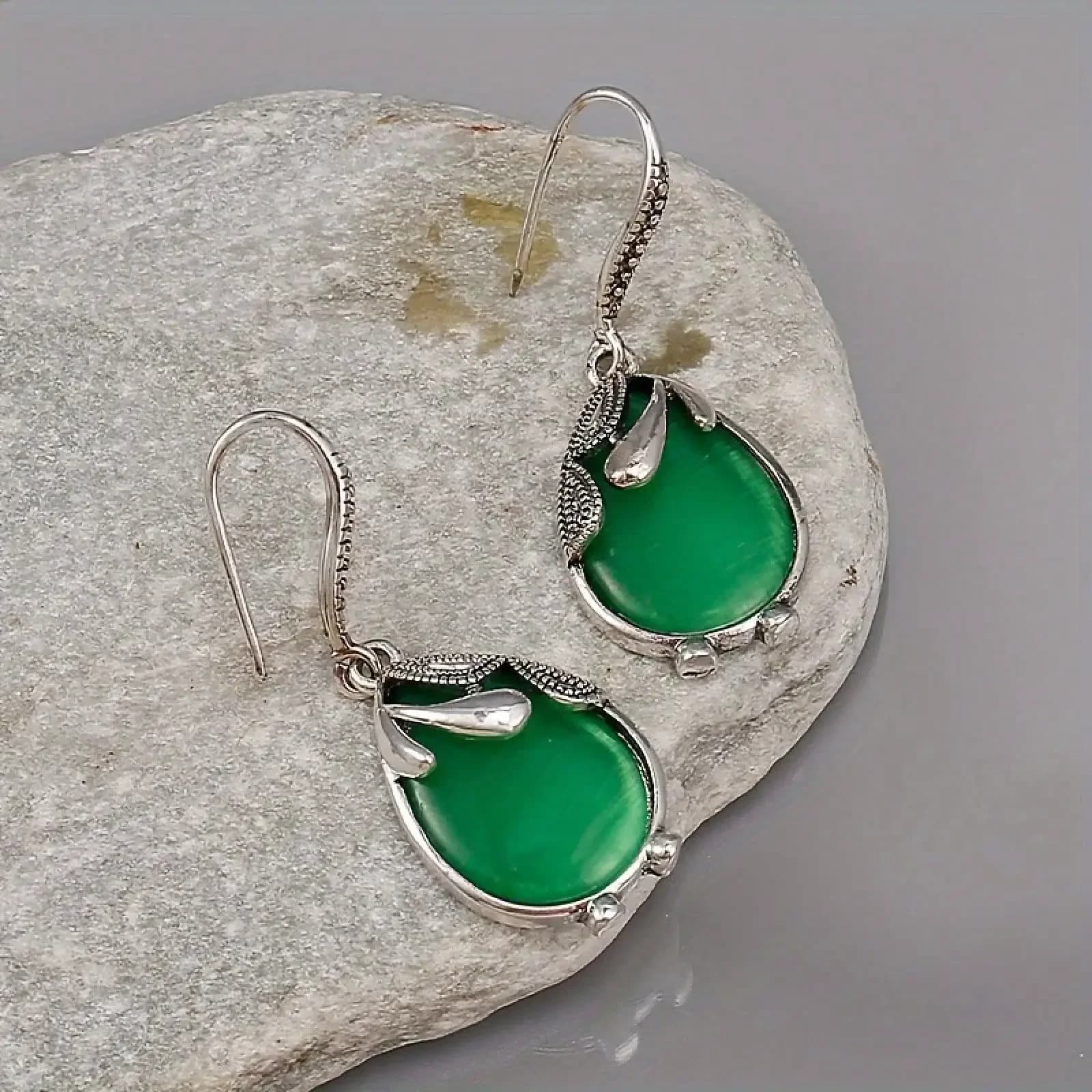 Vintage Silver Teardrop Green Cat's Eye Stone Hook Earrings Retro Carved Metal Dangle Earrings for Women Daily Jewelry