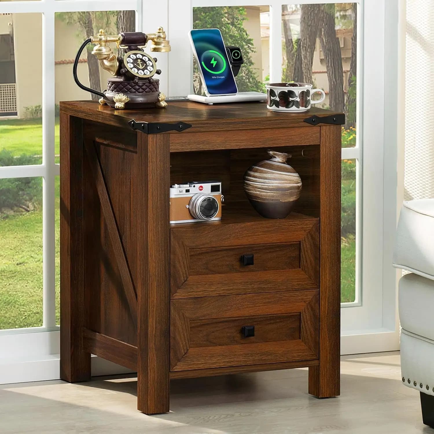 Comodino con Stazione di Ricarica e Porta USB, Tavolino Laterale Stile Rustico con 2 Cassetti e Ripiano Aperto, Legno Rustico, Personalizzabile