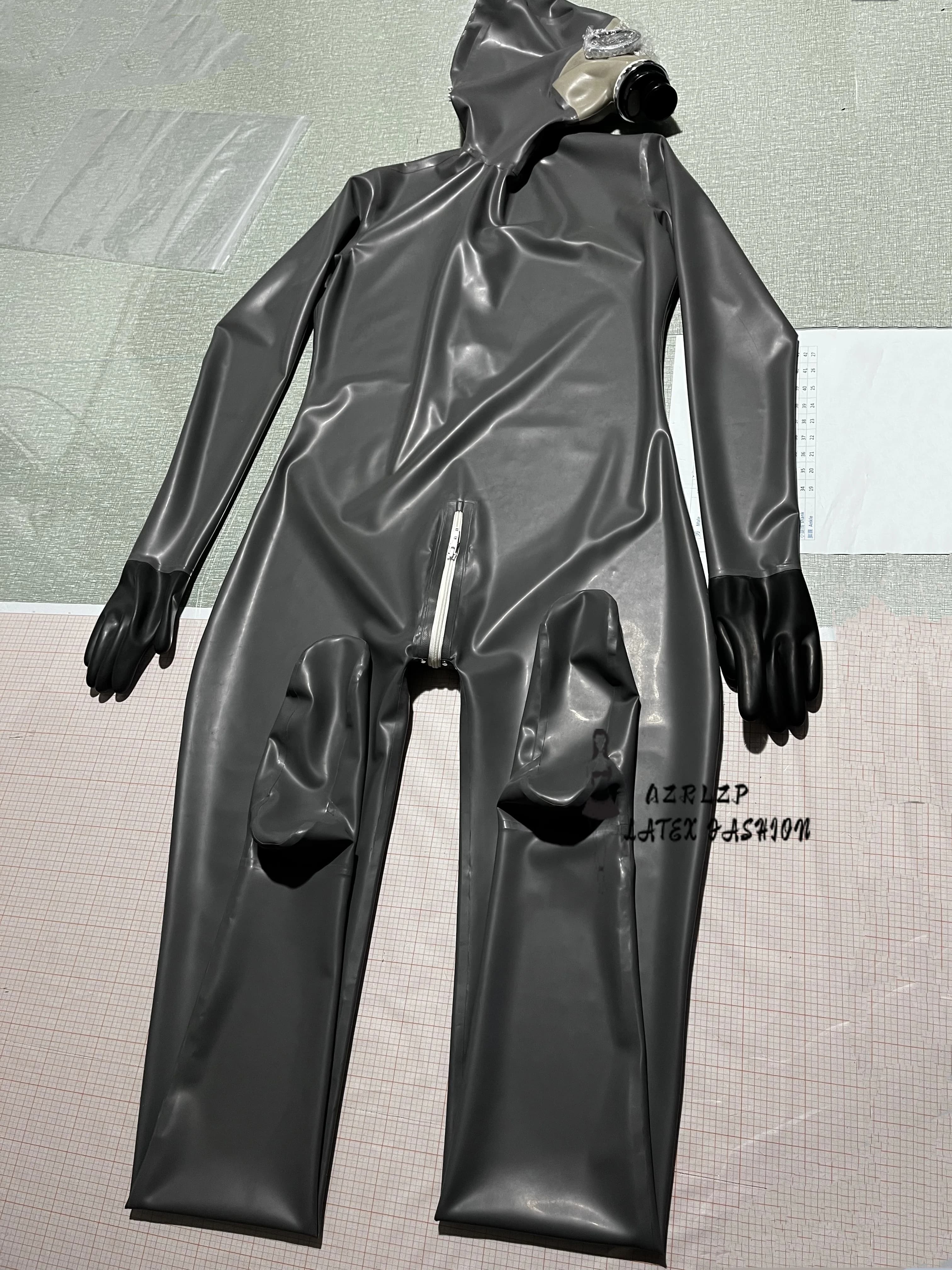 Catsuit in lattice grigio scuro, tuta in gomma con guanti, calzini e maschera antigas.