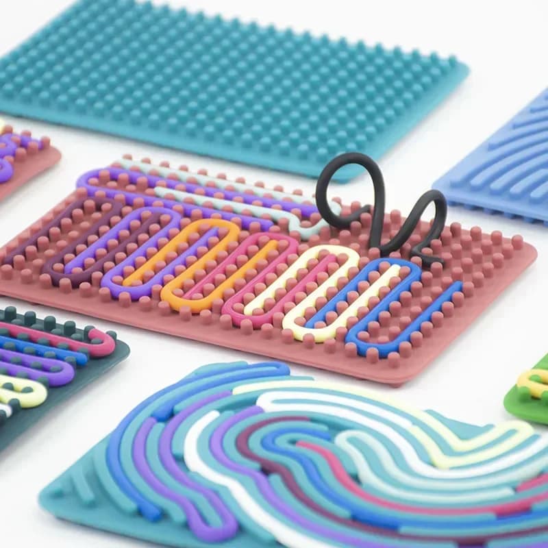 Tavola Sensoriale per Bambini, Giocattolo Montessori per Abilità Motorie, Antistress con Aste in Silicone Colorate, Gioco da Viaggio, Regalo