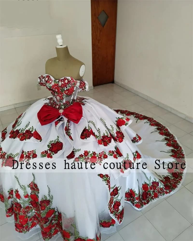 Abiti Quinceanera con ricamo in raso bianco messicano Abito da ballo 2025 Cristalli con fiocco con spalle scoperte Abito dolce 16 con lacci Personalizzato
