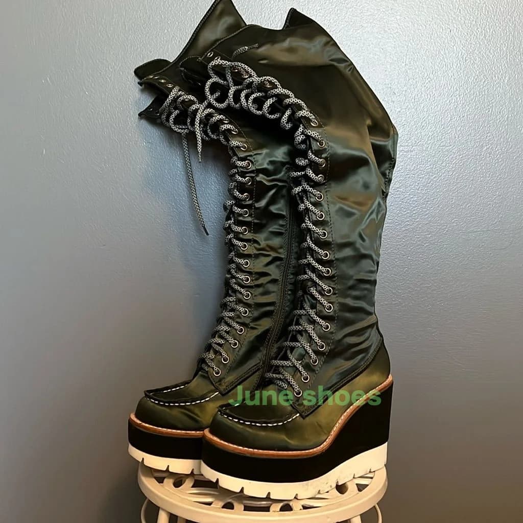 Stivali da donna con zeppa e tacco in raso verde Stivali al ginocchio con plateau Stivali sexy da passerella con lacci Stivali verdi nuovi arrivi Calzature per abiti esterni