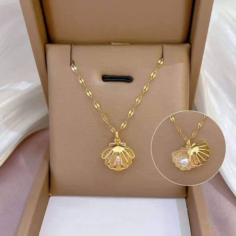 Collana coreana di perle di conchiglia di lusso leggera per le donne Gioielli da sposa girocollo con micro zirconi intarsiati in acciaio inossidabile con cuore d'amore e luna