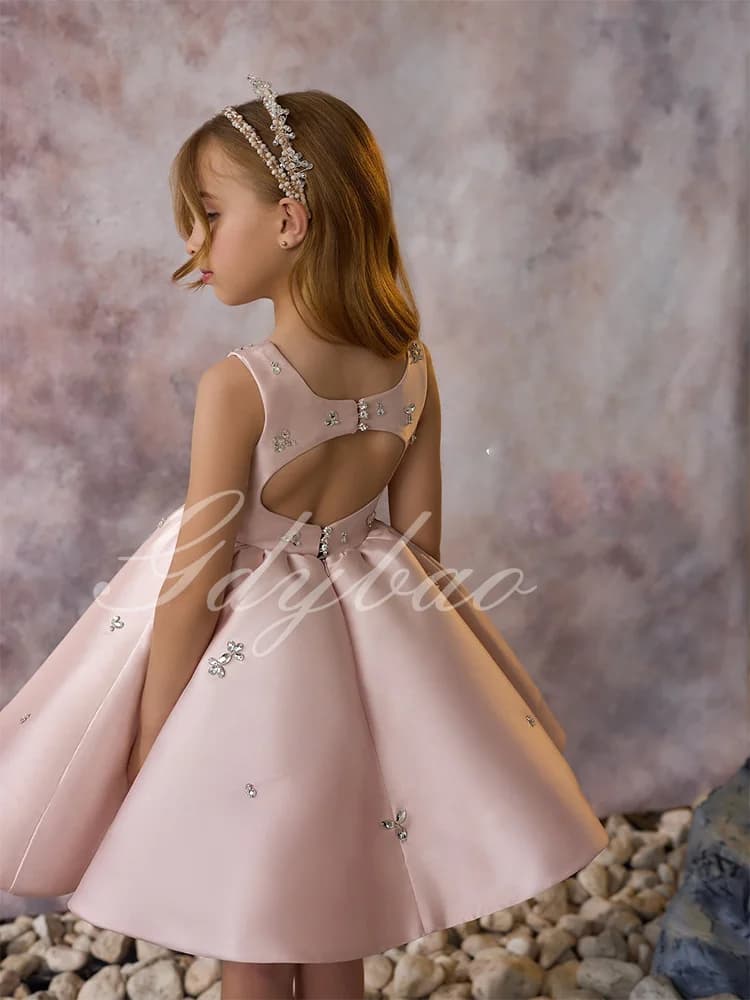 Abito da ragazza di fiori personalizzato in raso rosa con lunghezza al ginocchio con applicazioni di cristallo per matrimonio, festa di compleanno per bambini, abito da prima comunione