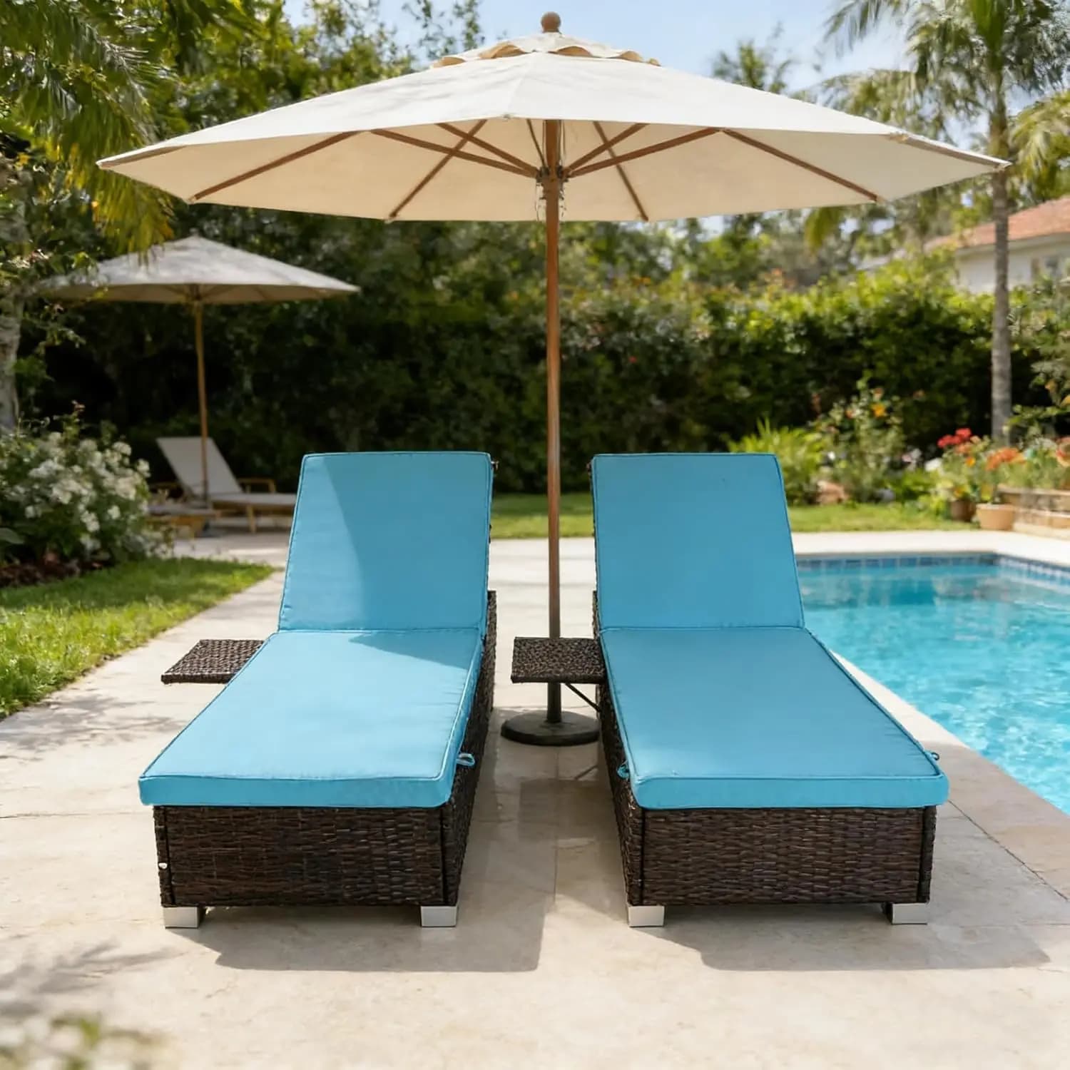 Set di 2 Chaise Longue Regolabili in Vimini a 5 Posizioni con Tavolino e Cuscini, Personalizzabili per Patio e Bordo Piscina