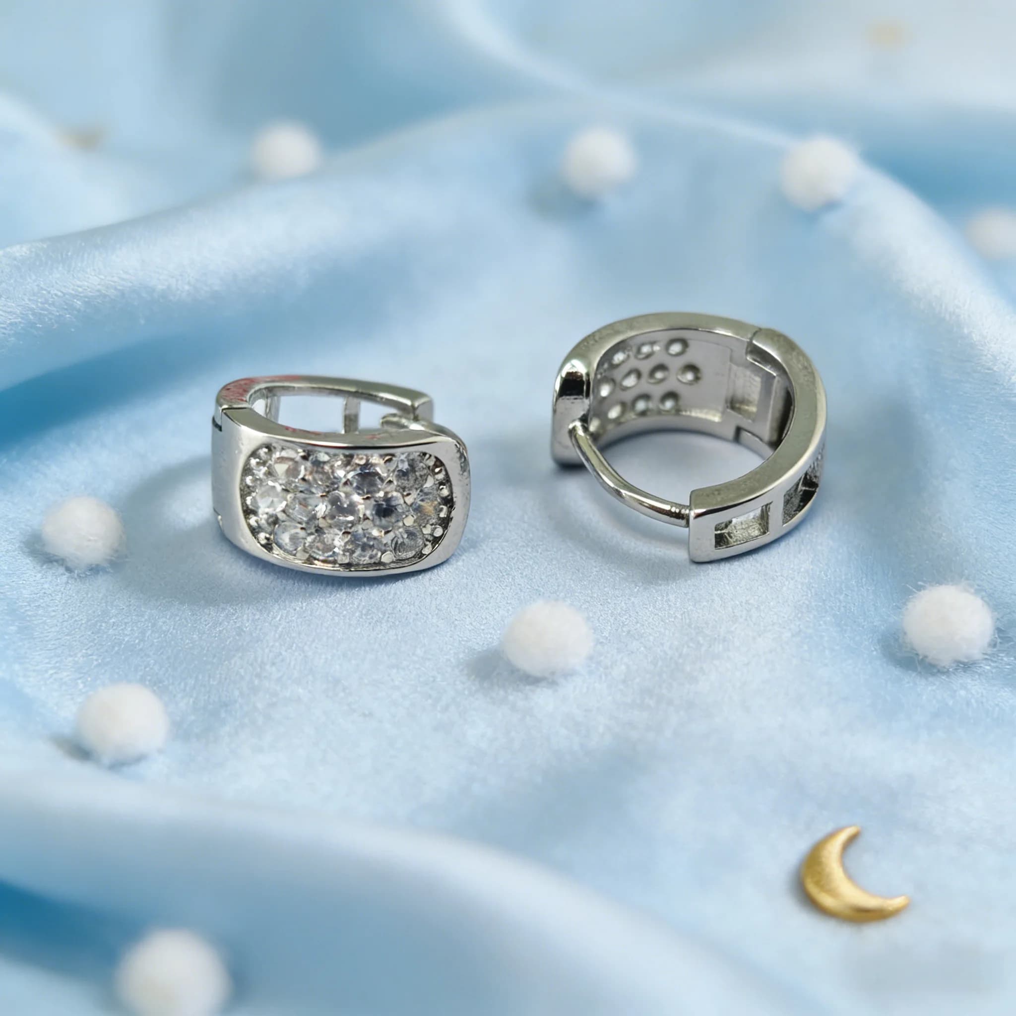 Orecchini Cavi con Diamanti Incastonati, Raffinati ed Eleganti per Donne - Versatili per Uso Quotidiano e Occasioni Speciali