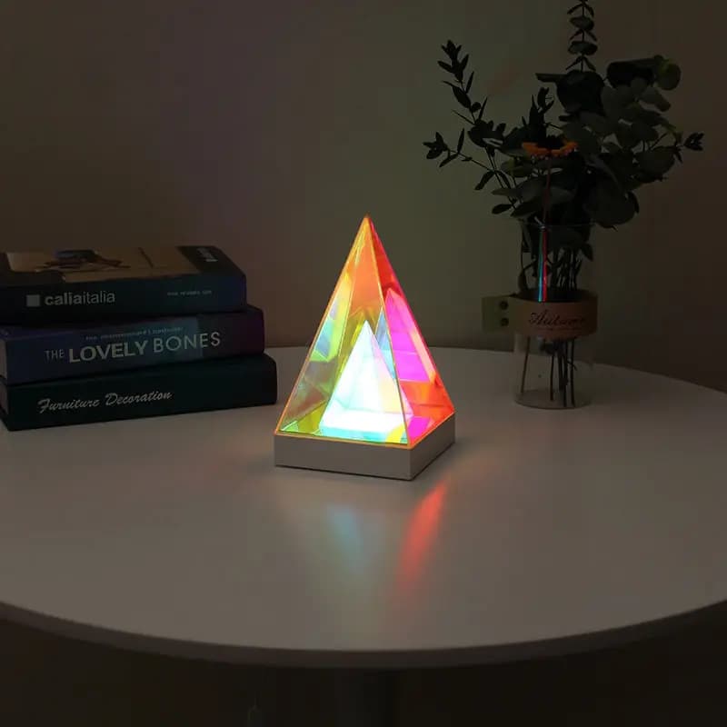 Lampada da scrivania piccola riflettente colorata Cube Cube con luce notturna regolabile
