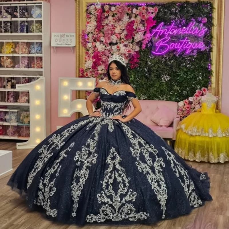Abito Quinceanera blu scuro lucido Stratificazione di pizzo con spalle scoperte Tull glitter decalcomania abiti da 15 Quinceanera Personalizzato