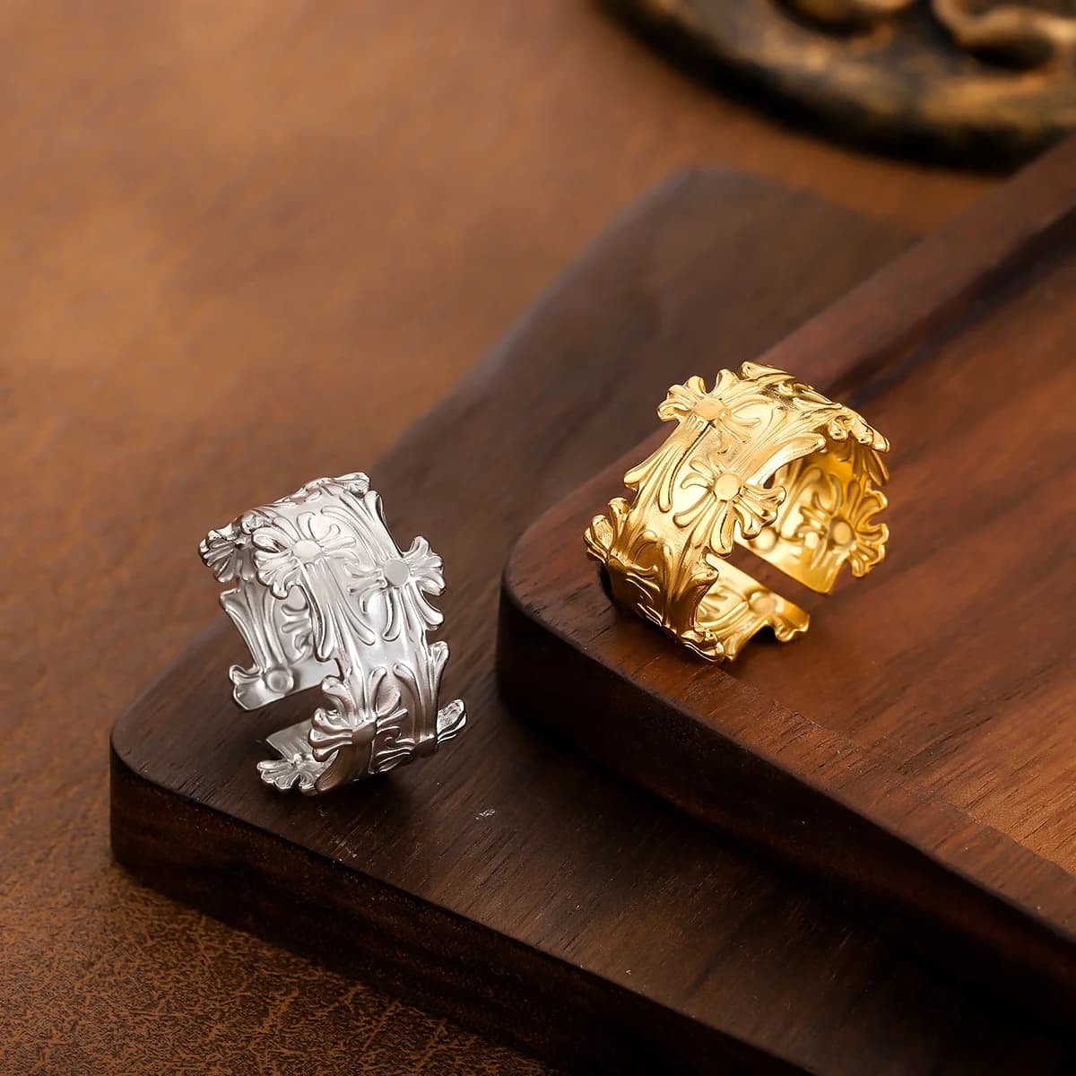 Anello in acciaio inossidabile placcato oro con croce di lusso leggera, metallo pesante impermeabile e che non sbiadisce, con anello per dito regolabile