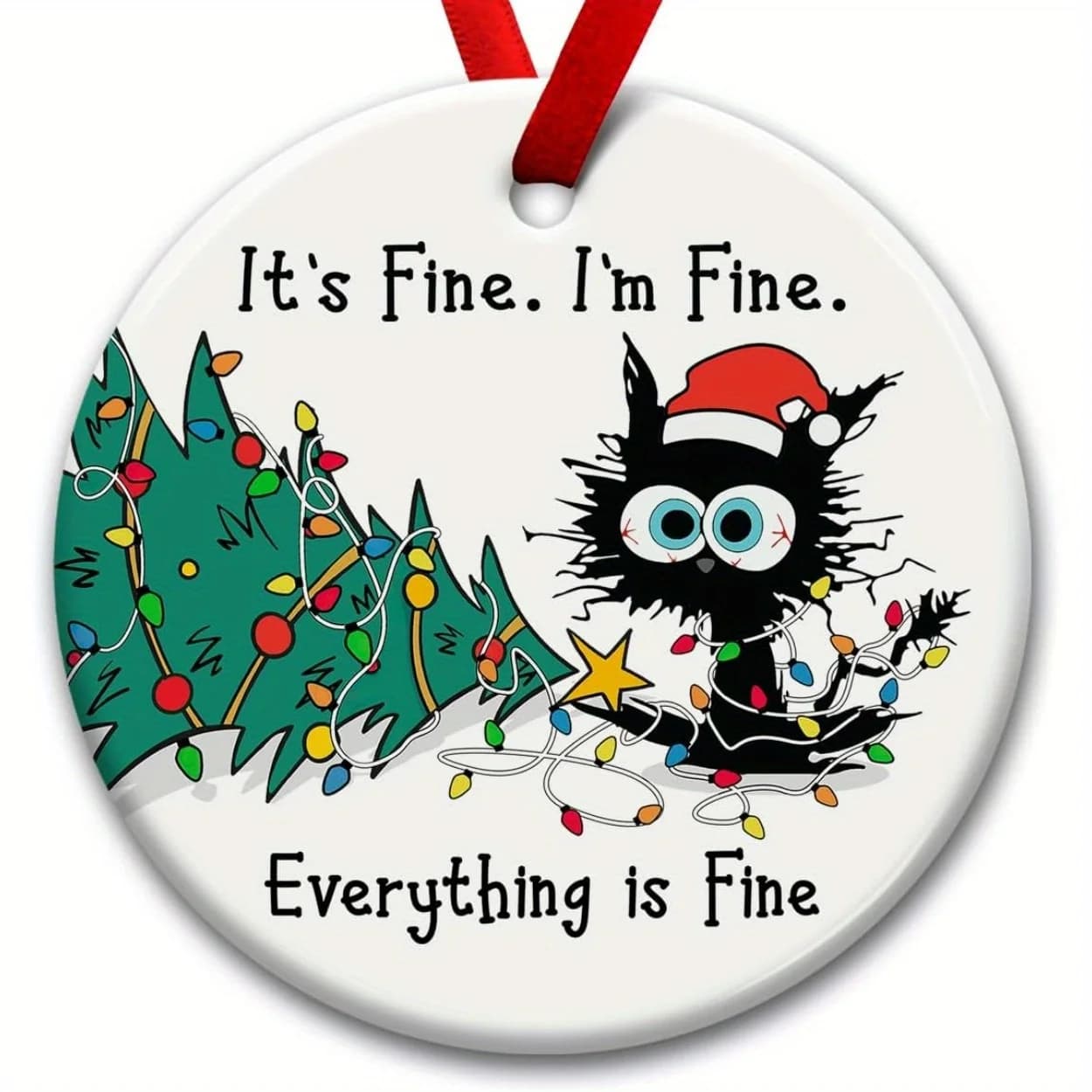 Divertente ornamento natalizio: gatto nero che indossa un cappello di Natale e un design dell'albero natalizio con decorazioni umoristiche "It's Ok, I'm Fine".
