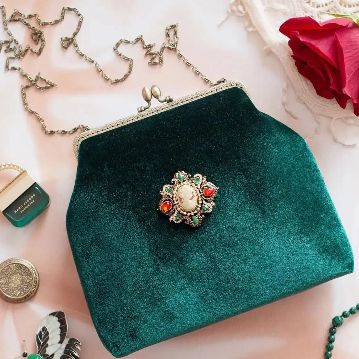 Lost in borse vintage in pura smeraldo di velluto con una spilla con una camomilla Jewle Kiss Lock Pochette con struttura in metallo con una catena 24x12x6 cm