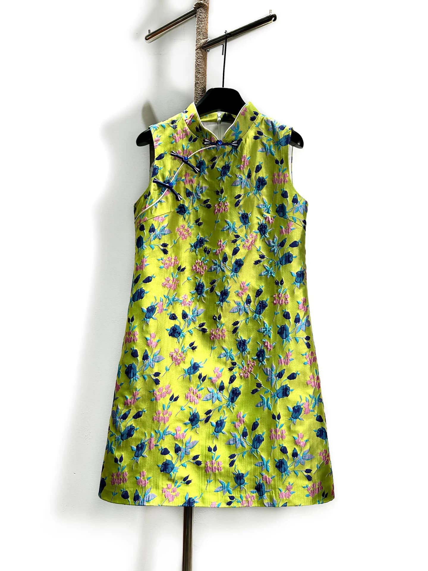 Elegante Abito Qipao Corto in Stile Cinese con Ricami Elaborati, Moda Femminile con Motivi Floreali Rinnovati in Misto Cotone e Poliestere