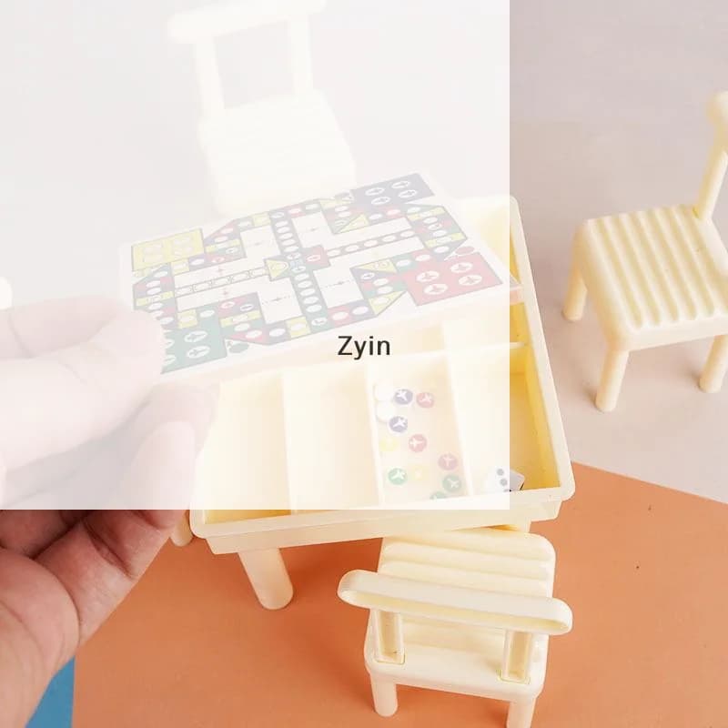 Set di Giochi da Tavolo in Miniatura per Casa delle Bambole: Scacchi, Ludo, Go con Set di Mobili in Miniatura