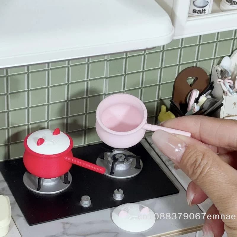 [ZYS] 1 Piece Pink Red Pot for Soup and Milk 1:12, Miniature for Doll House with Cover, Model Fai-da-Te, Kitchen Accessories