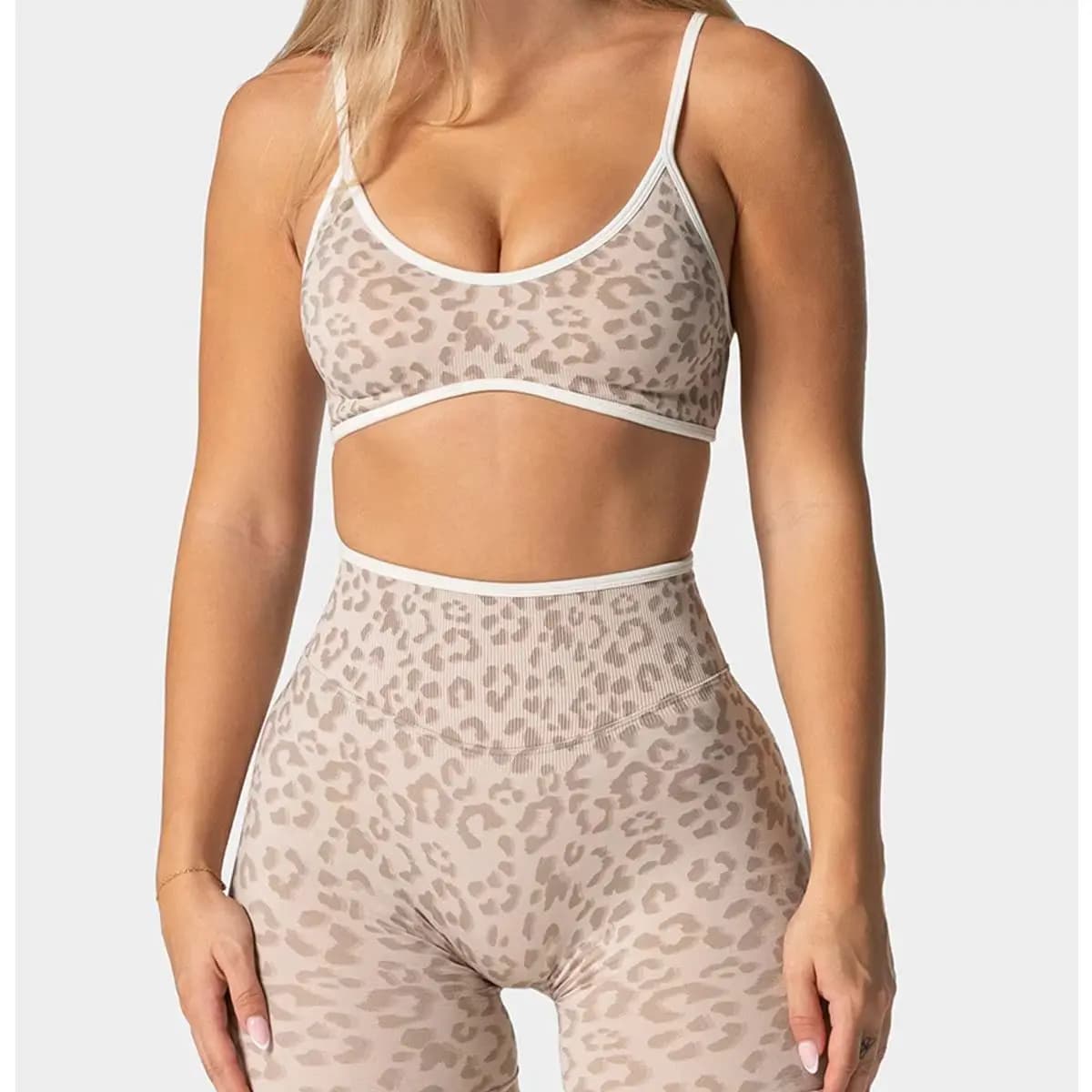 Completo Sportivo da Donna con Stampa Leopardata e Colori a Blocchi - Reggiseno e Pantaloncini per Yoga, Supporto ad Alto Impatto, Traspirante ed Elastico