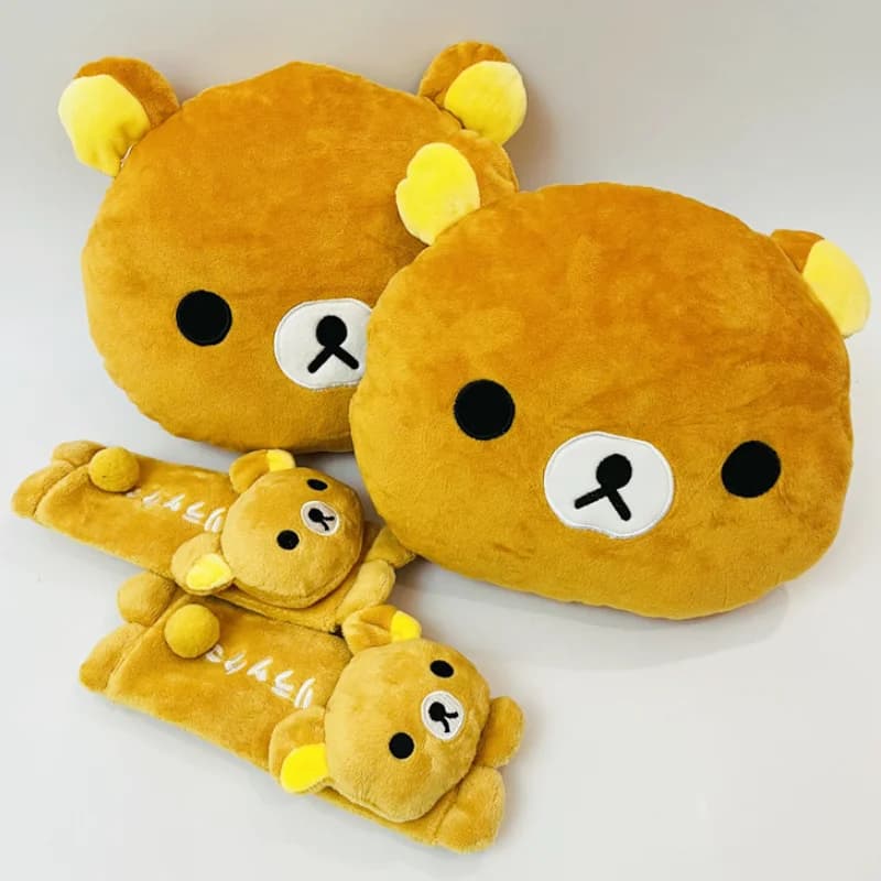 Kawaii Rilakkuma Morbido Orso Farcito Bambola Auto Collo Poggiatesta Cuscino con Cintura di Sicurezza Cuscino per Spalla Adatto ai Bambini per Regali di Viaggio