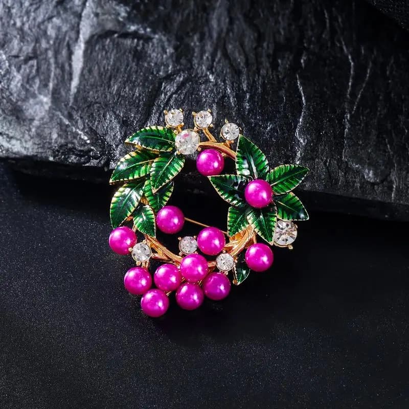 Versatile Creative Zircon Leaves Berry Wreath Alloy Christmas Brooch Chest Buckle DIY Dress Suit Scarf Decoration Gift