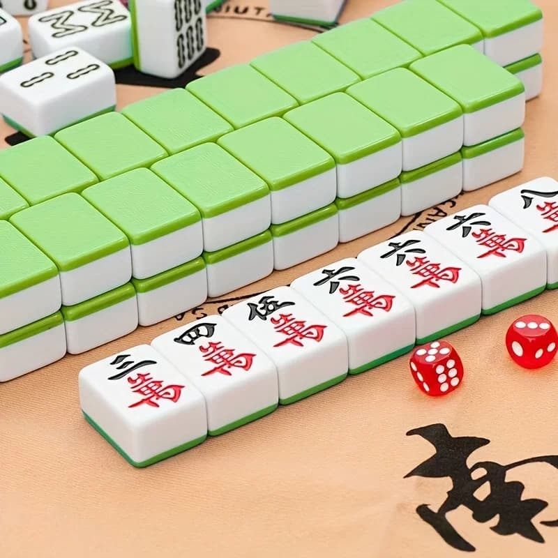 Set da Gioco Mahjong 144 Tessere con Borsa per il Trasporto, Tappetino e Dadi - Tessere Verdi e Bianche da 40mm, Gioco da Tavolo Strategico Tradizionale Cinese