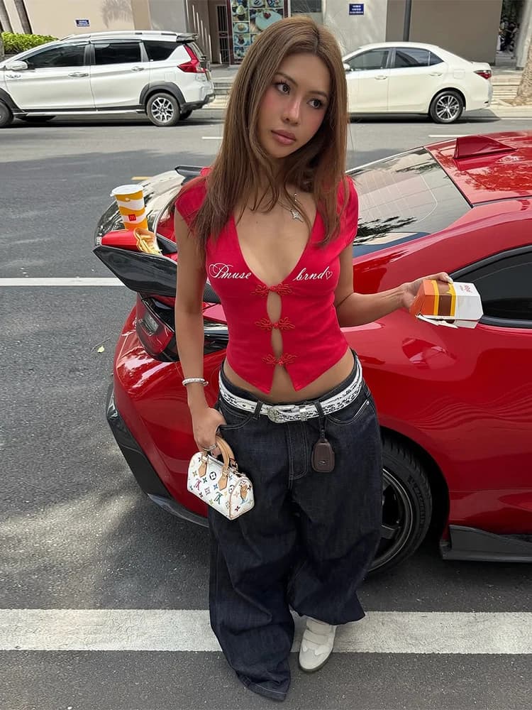 Strano Puss Sexy Lettera Stampa T-Shirt Donna Hollow Cheongsam Bottone Scollo a V Midnight Hottie Versatile Street Skinny Crop Top