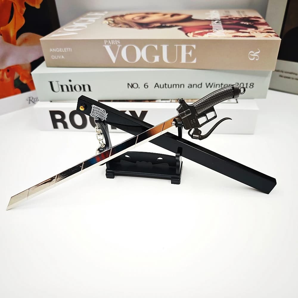 Attacco su Titano Anime Lega periferica Pop Up Spada Armi Modello Ruggine Mestiere Collezione di giocattoli Portachiavi Ornamenti Display 22 cm