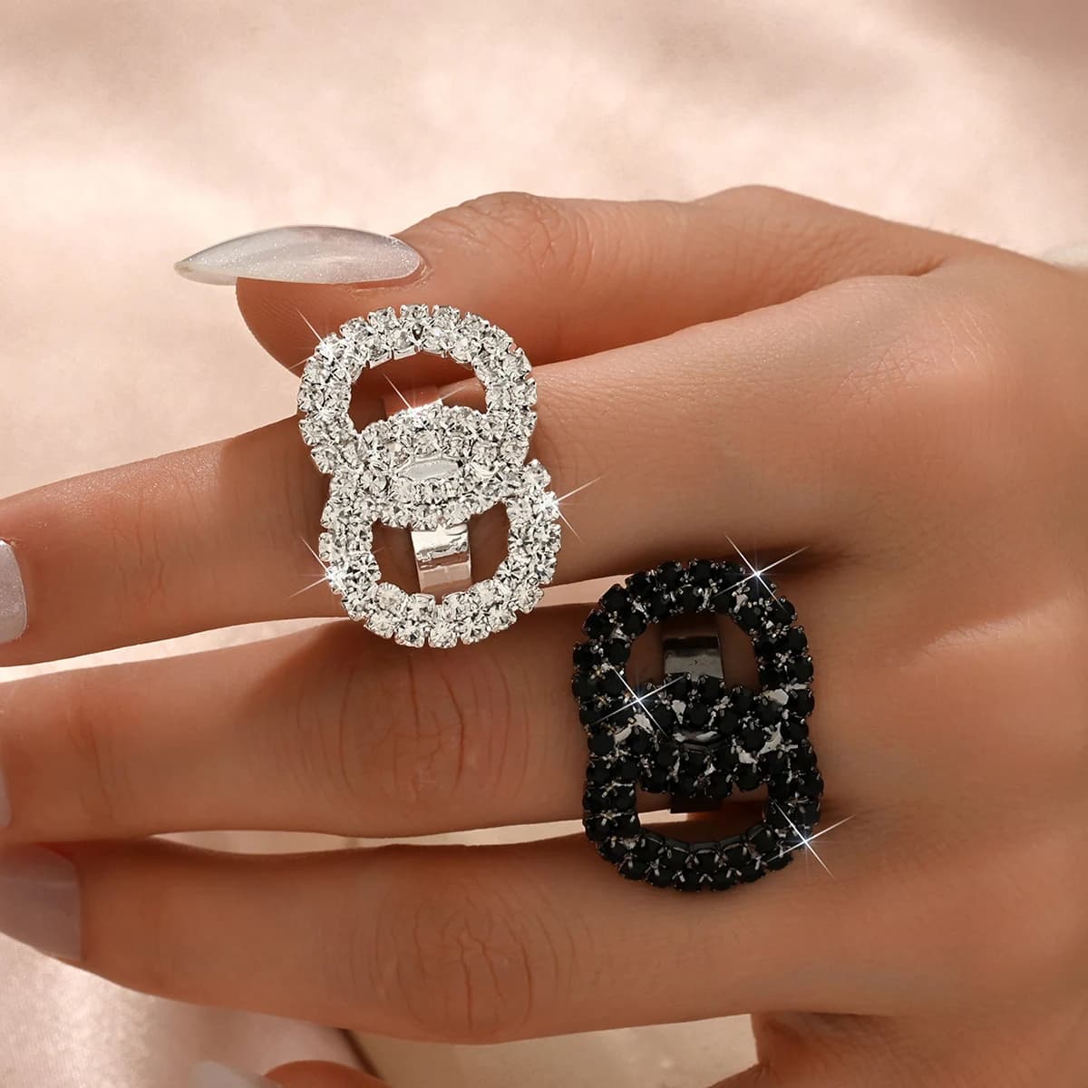 Anello e gioielli personalizzati con strass super scintillanti in bianco e nero con geometria transfrontaliera per donna in Europa e America