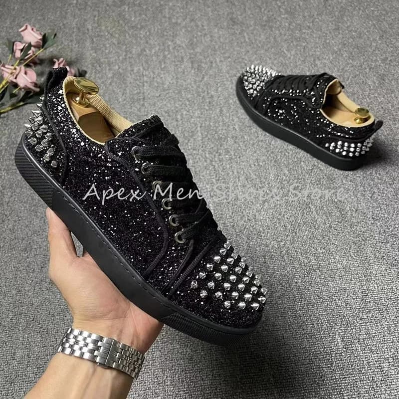 Trendy 2025 Primavera Sneakers Rivetti Decorazione Bling Lace Up Scarpe casual da uomo Tela poco profonda Scarpe comode da donna da corsa
