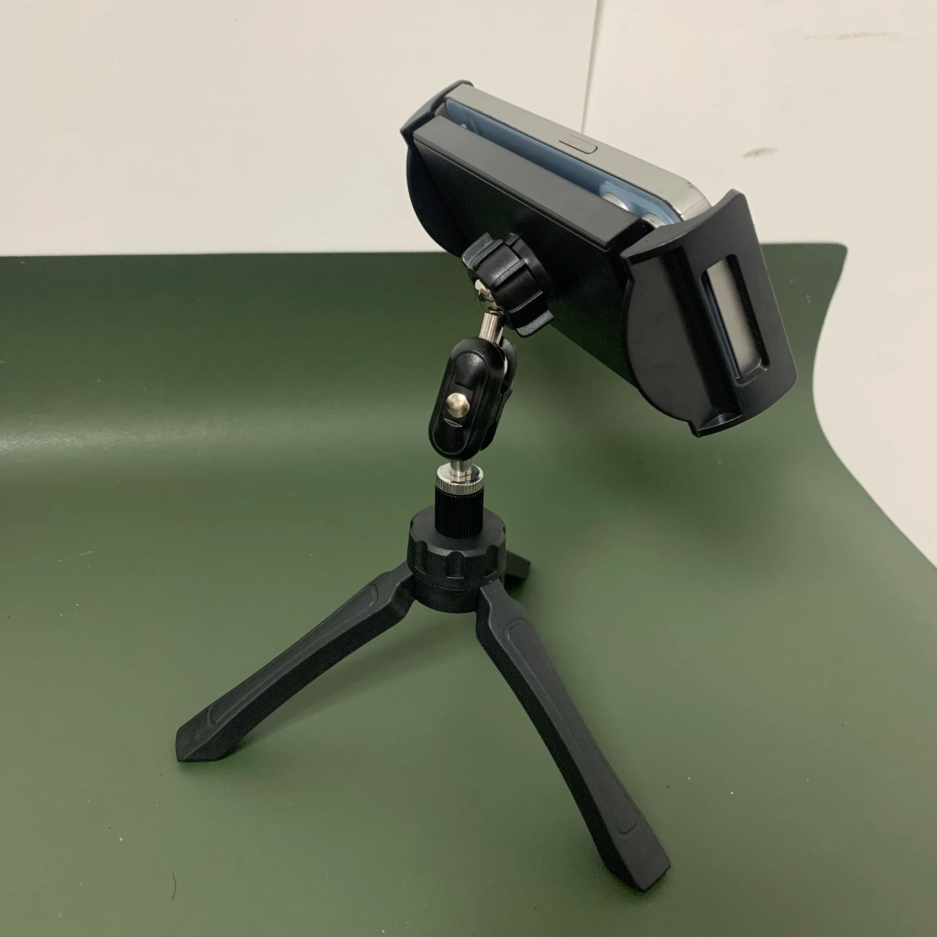 Universal tripod pea clip stand - adjustable rotating phone tablet stand, used for live streaming and watching lazy desktop stan