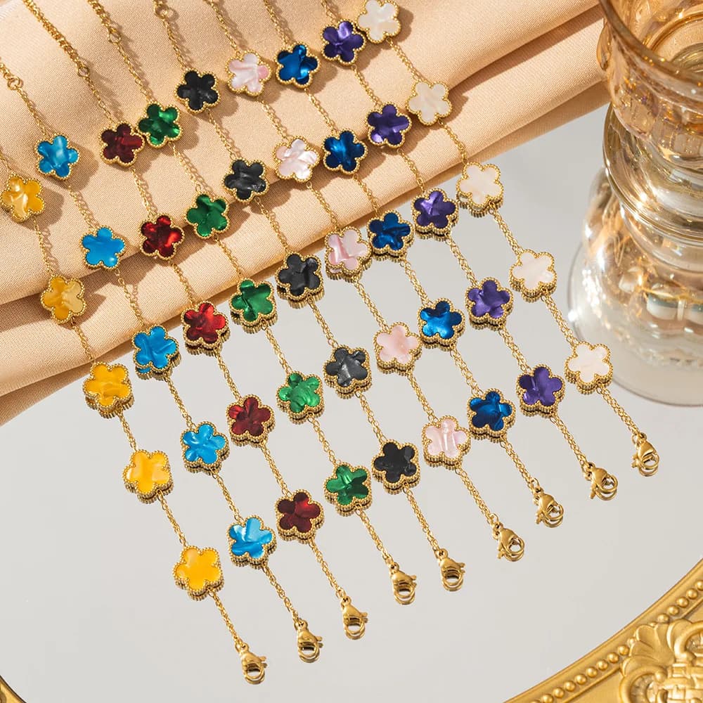 Bracciale da donna in acciaio inossidabile 316L con fiore a cinque petali portafortuna, elegante fiore di prugna, trifoglio a cinque foglie, gioiello raffinato per feste.