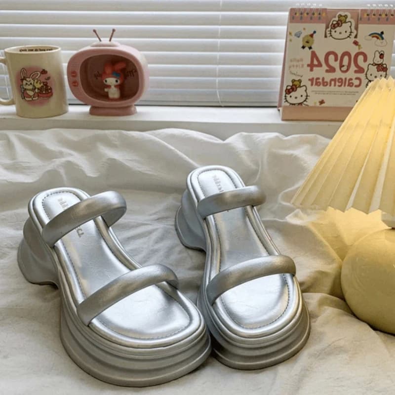 2026 New Fashion Chunky Platform Flip Flops Women Soft Sole Cloud Slippers Outdoor Beach Vacation Slides