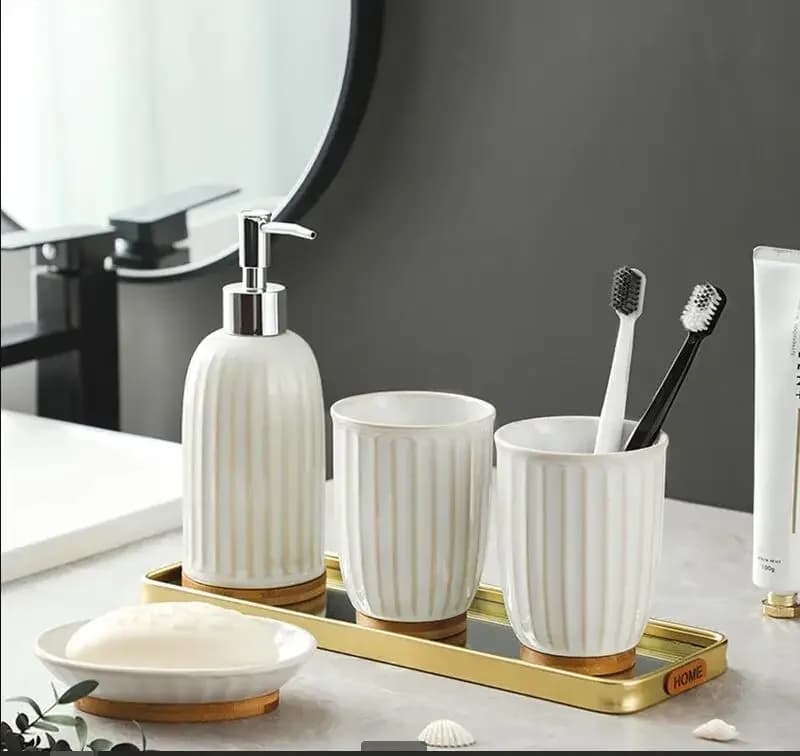 Set da bagno in ceramica giapponese Set da bagno in quattro pezzi Dispenser di sapone Set di tazze per collutorio Vassoio da bagno Set di accessori per il bagno di casa