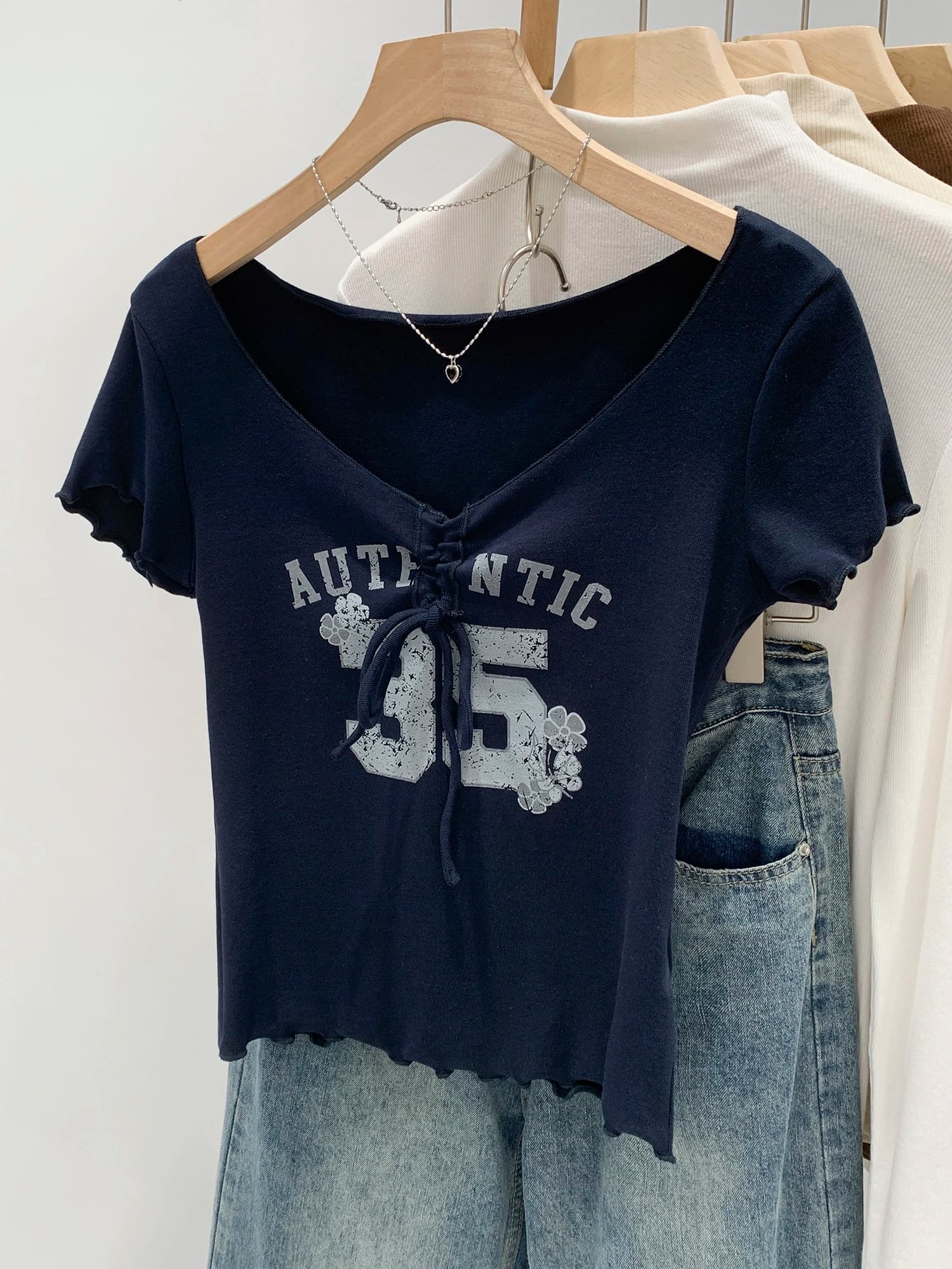 Single T-shirt with V-neck and Court Sleeves, Fashion Lettering Printing, Korean Style, Women's Breathable and Anti-Watch Summer Top