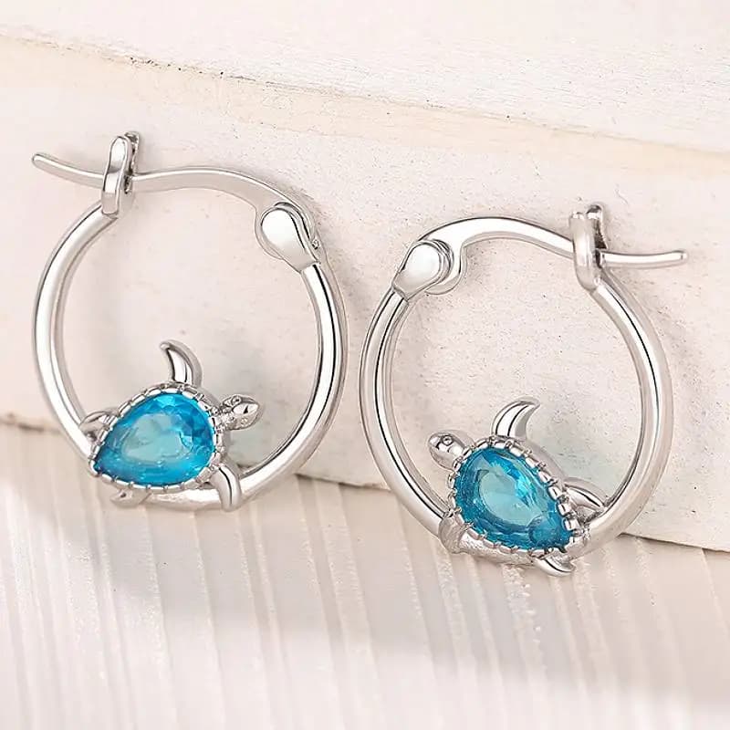 Orecchini a cerchio Huitan Turtle Lady con accessori color argento CZ blu lucido per fidanzamento di feste Gioielli versatili alla moda quotidiani