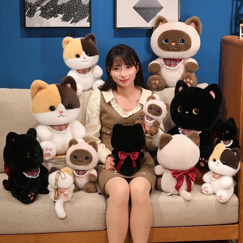 Collezione di Peluche Gatto Soffice: Gattini Imbottiti Carini con Sciarpa/Fiocco, Cuscino Confortevole per Divano e Letto