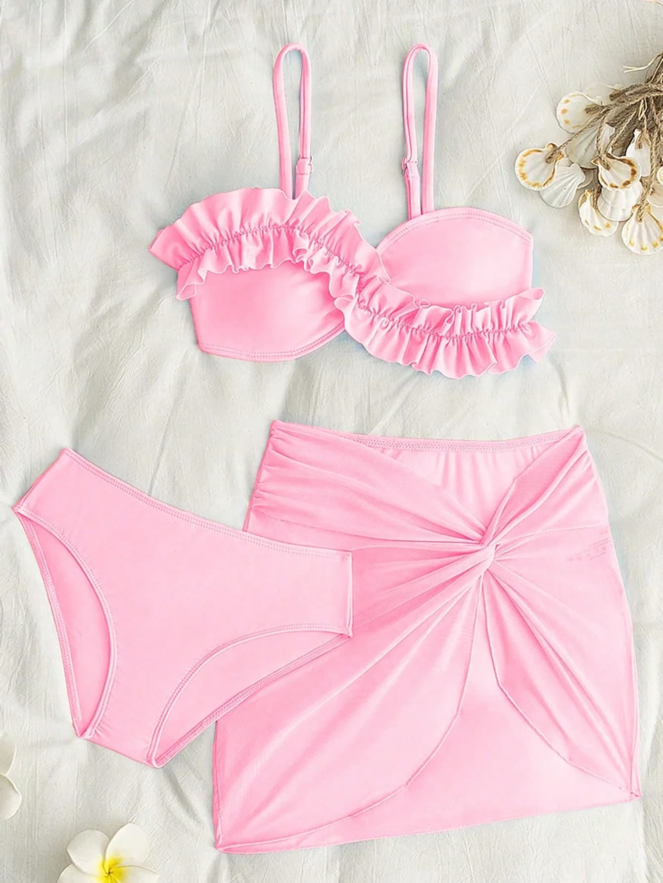 Set bikini a fascia rosa con volant e gonna avvolgente