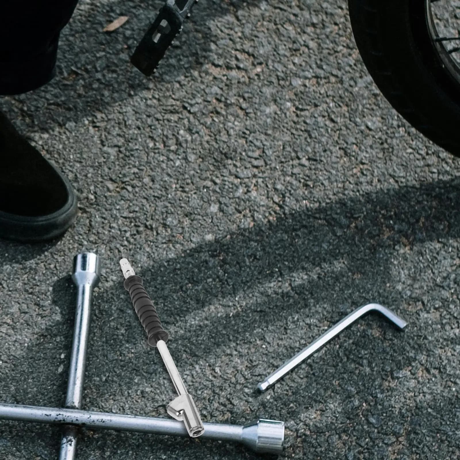 Asta Gonfiagomme in Metallo Resistente con Impugnatura Antiscivolo in Gomma e Design a Gomito per Spazi Ristretti, per Valvole di Pneumatici di Auto, Camion, Moto e Biciclette