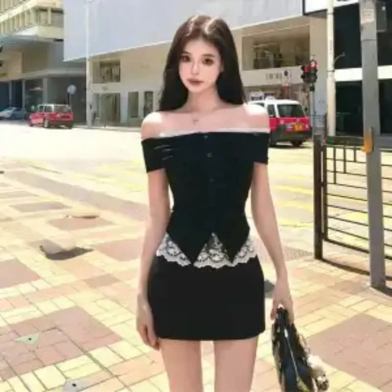 Top Estivo Monospalla a Maniche Corte con Pizzo Tinta Unita, Elegante e alla Moda