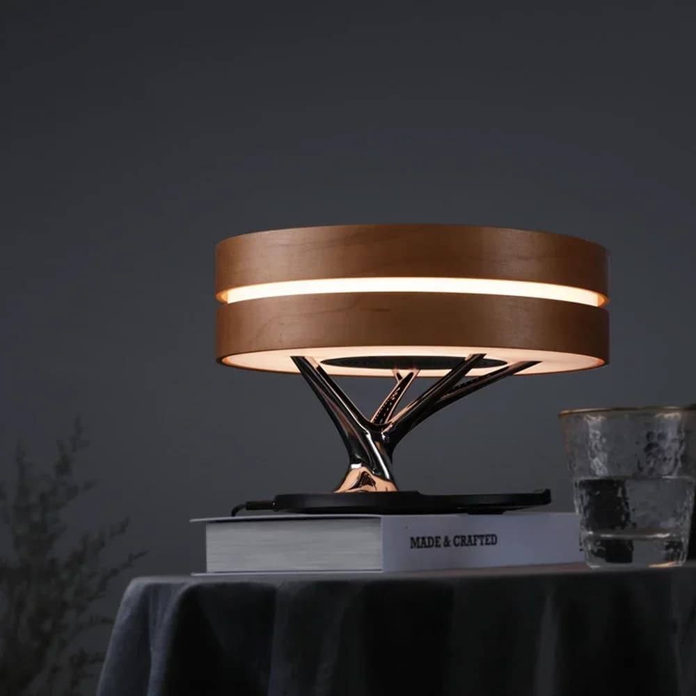 Vendita calda Luci notturne Articoli per la casa Lampada da scrivania con ricarica wireless a LED intelligente Altoparlante audio stereo premium con orologio digitale