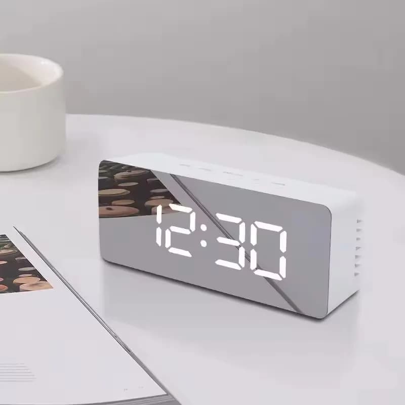 1Pc Orologio digitale bianco Orologio da tavolo a specchio a LED Snooze Display Tempo Luce notturna Sveglia USB da tavolo Decorazioni per la casa Orologio da scrivania