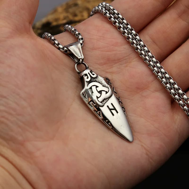 Ciondolo a lancia nordica da uomo retrò in acciaio inossidabile Collane creative con freccia scandinava Vichingo Odin Rune Commercio all'ingrosso di gioielli maschili