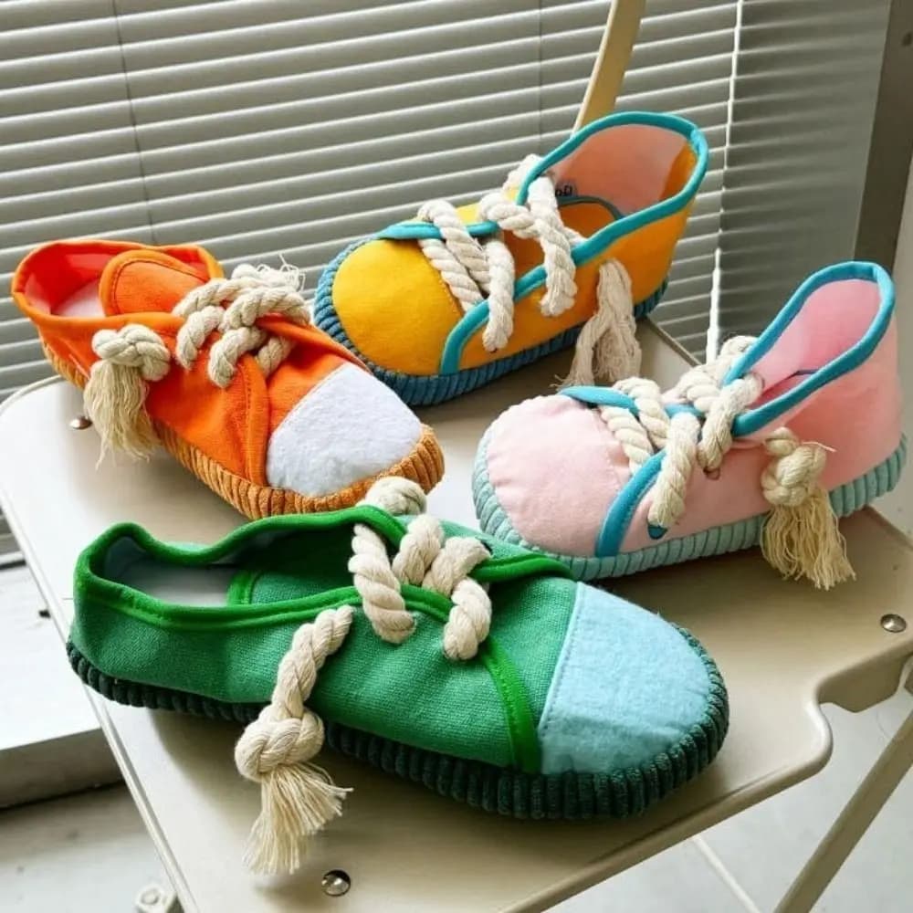 Giocattolo per cani a forma di scarpa, interattivo, per la pulizia dei denti, cigolante, morbido, resistente ai morsi, in corda di cotone, a forma di pantofole, per animali domestici